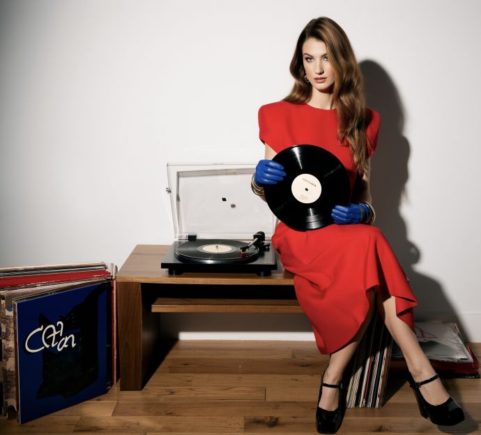 «Я достаточно смело разрушаю свои иллюзии»: певица KARISMA рассказала о вдохновении, планах и новом треке